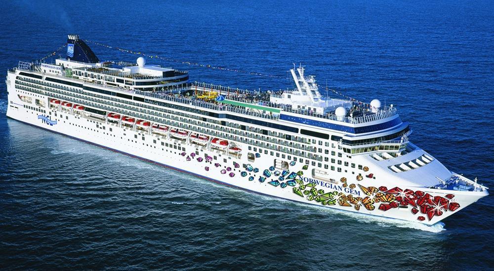 Picture of Norwegian Gem cruise ship sailing on the ocean
